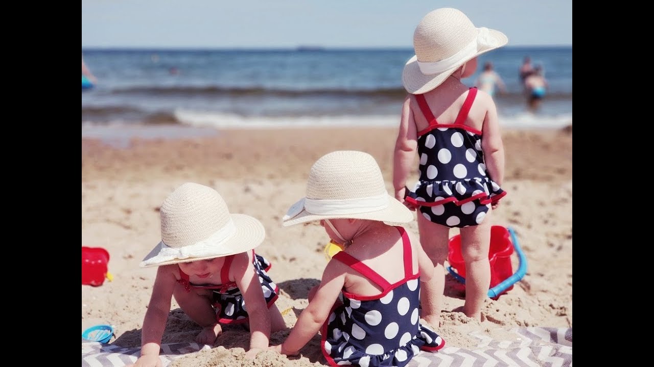 Trojaczki - zabawa w morzu i na plaży