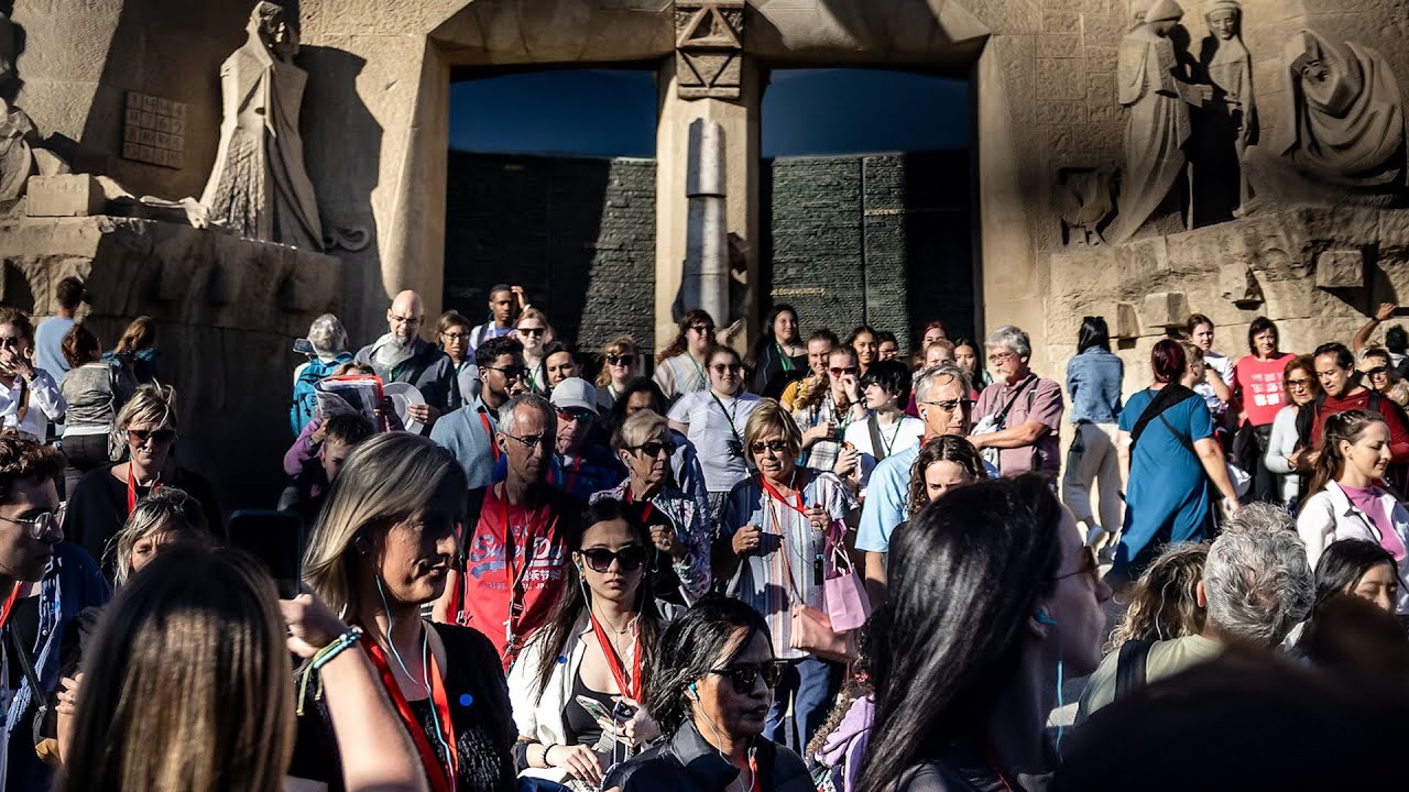 Sagrada Família: un quilòmetre quadrat desbordat pel turisme