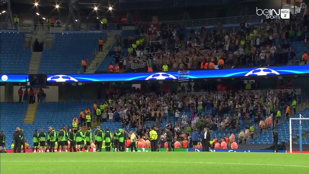 Gladbach-Spieler und Fans feiern zusammen im Stadion