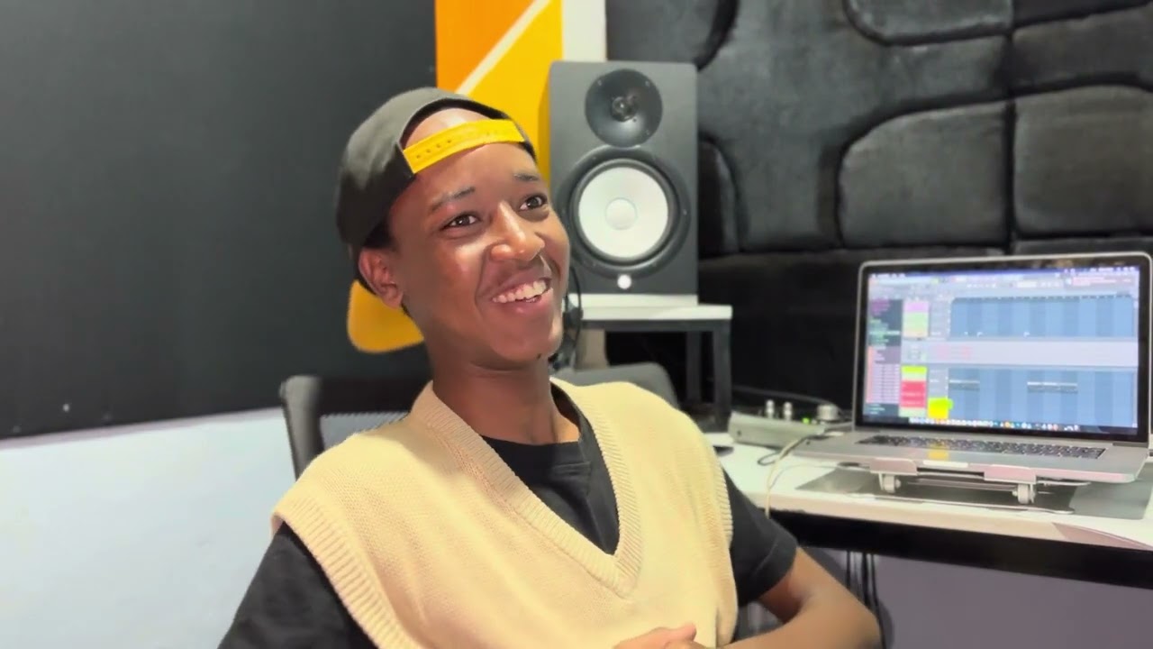 Twageze muri Studio ahahoze hakorera Producer Element tuhasanga umwana uteye ubwoba.