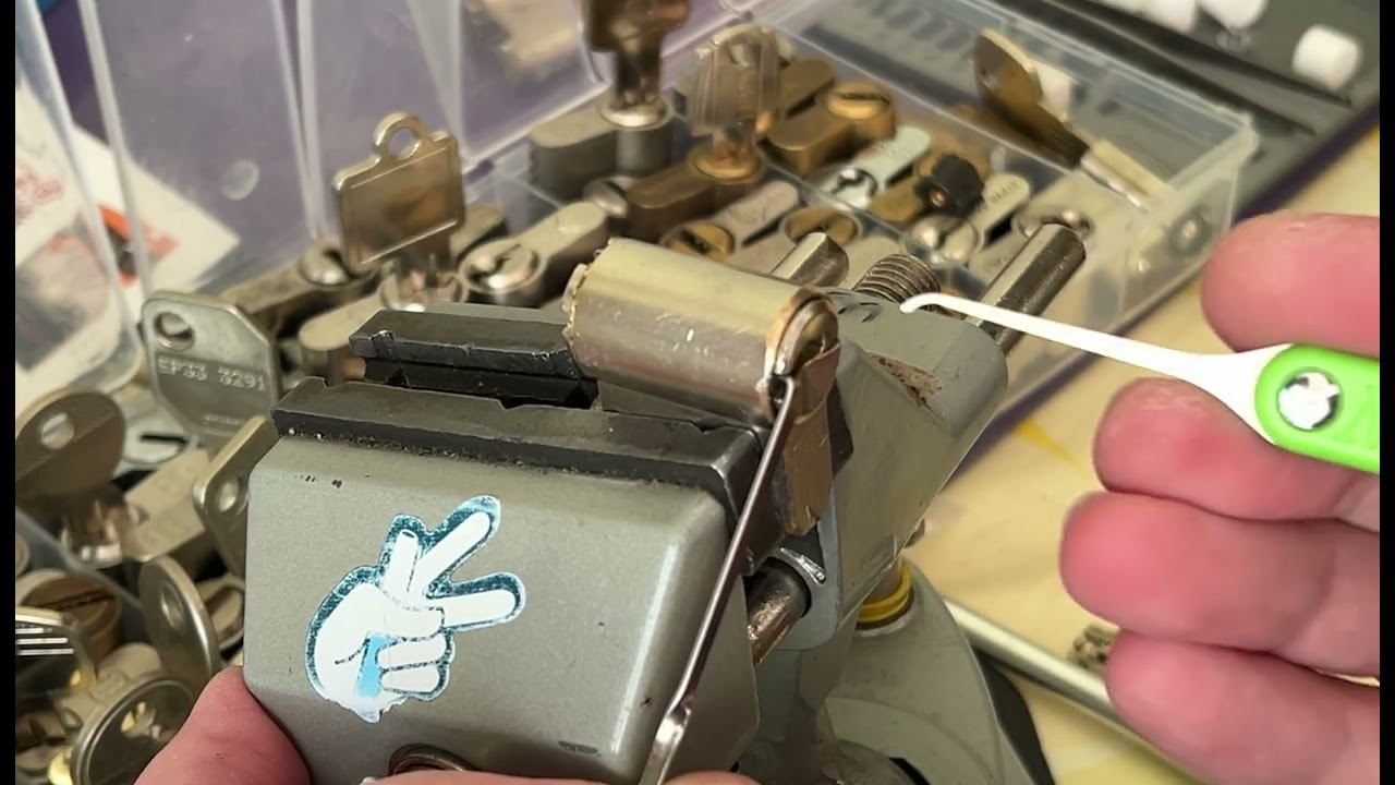 Open lock DOM ix Saturn. Red belt. #locksport #lockpicking 