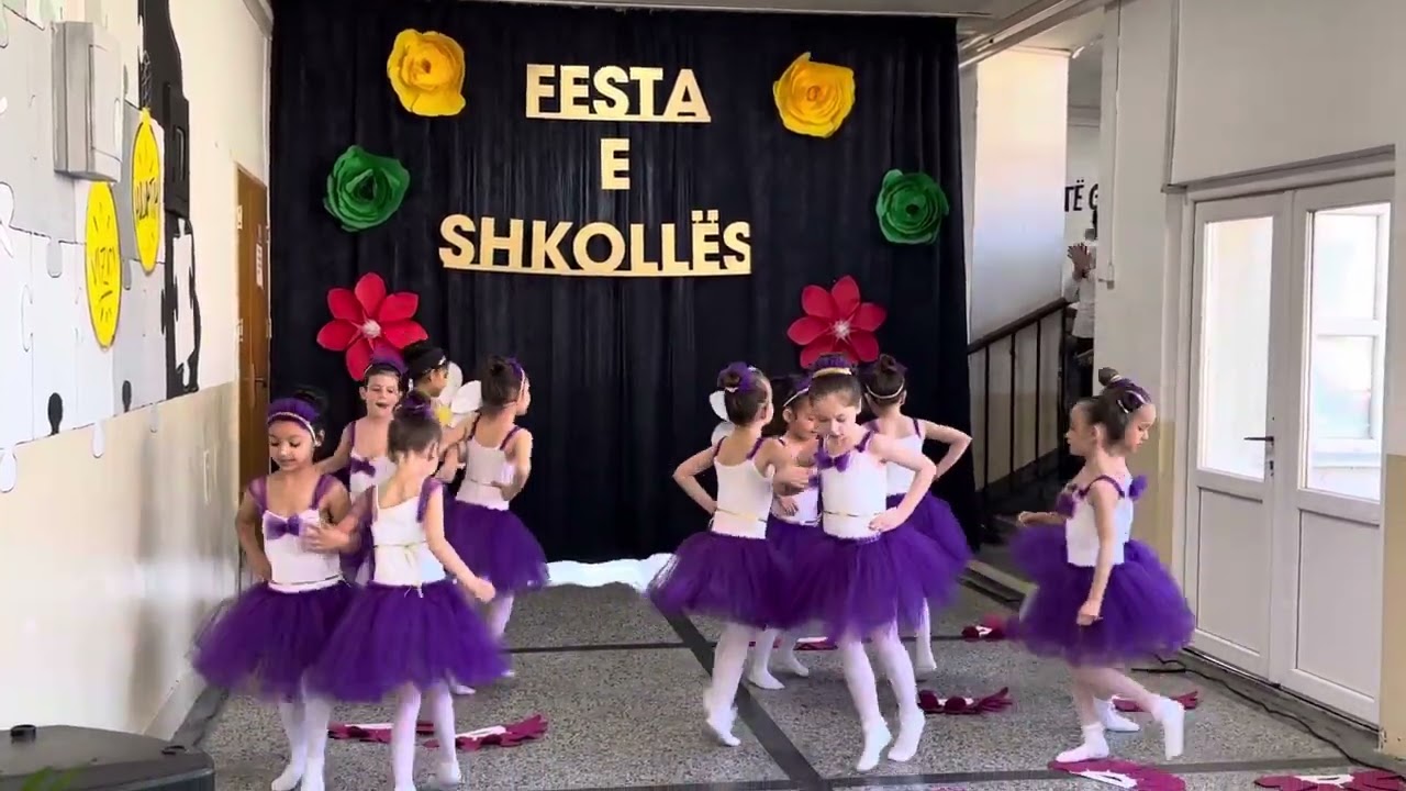 Baleti i vajzave, festa e shkollës 