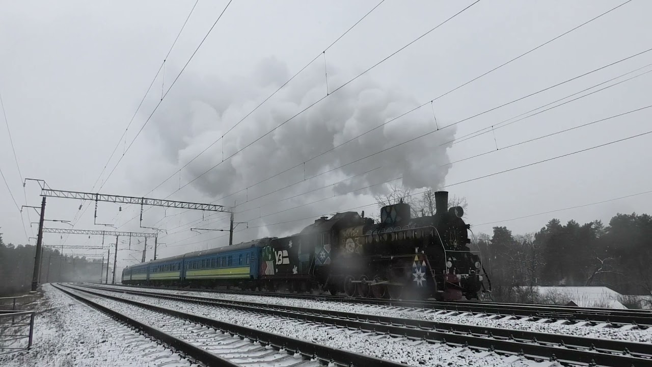 Праздничный снежный паровоз никуда не спешит · Эр799-18 с ретро-поездом