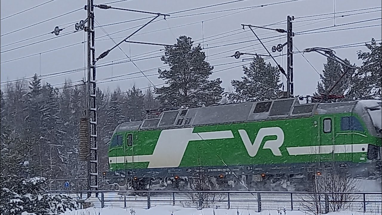 2 junaa Ainolassa / 2 Trains In Ainola 5.2.2022.