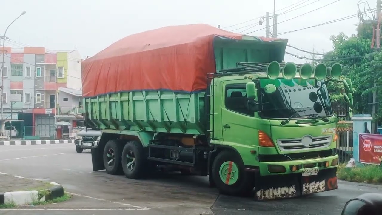 Truck carrying goods vs kereta cepat#automobile 