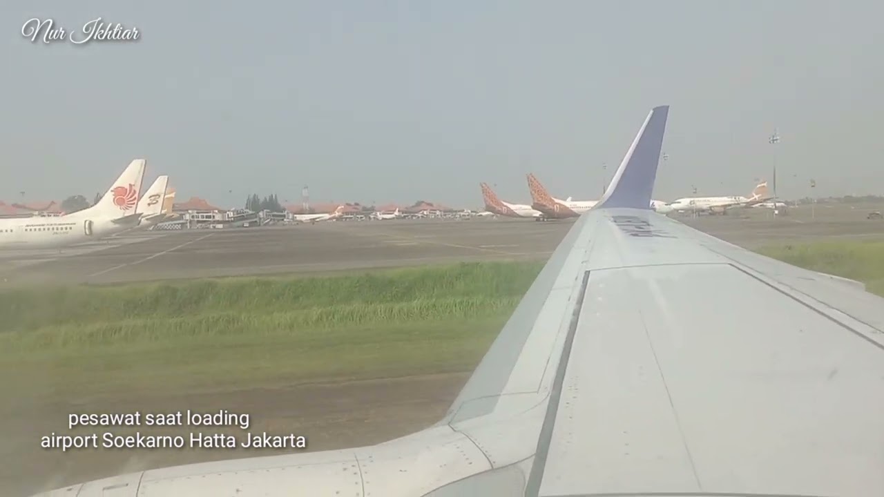 pesawat saat takeoff and loading airport Sukarno Hatta