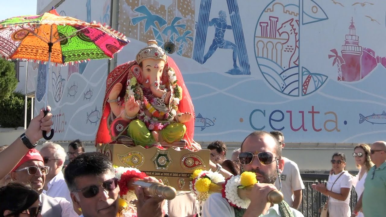 Los hindúes acompañan a Ganesh en su retorno a la naturaleza