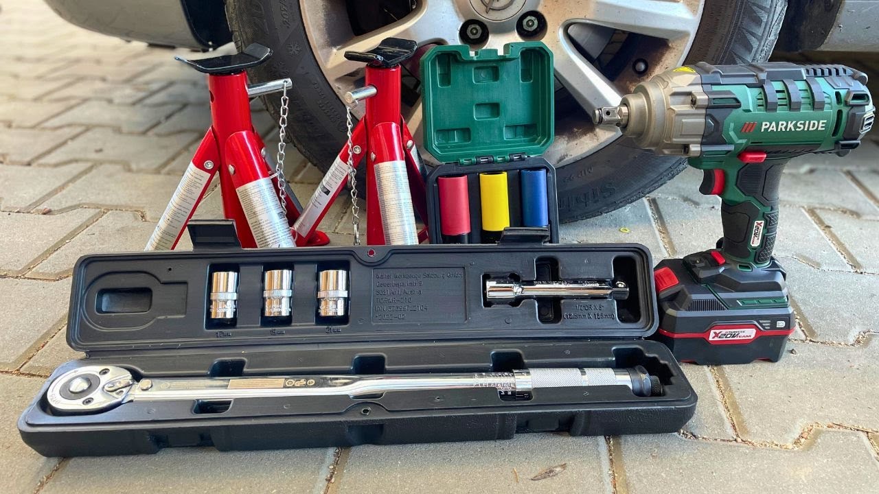 Nářadí vhodné k výměně kol auta z Lidlu a rázový AKU utahovák PARKSIDE PASSK 20 Li-B2