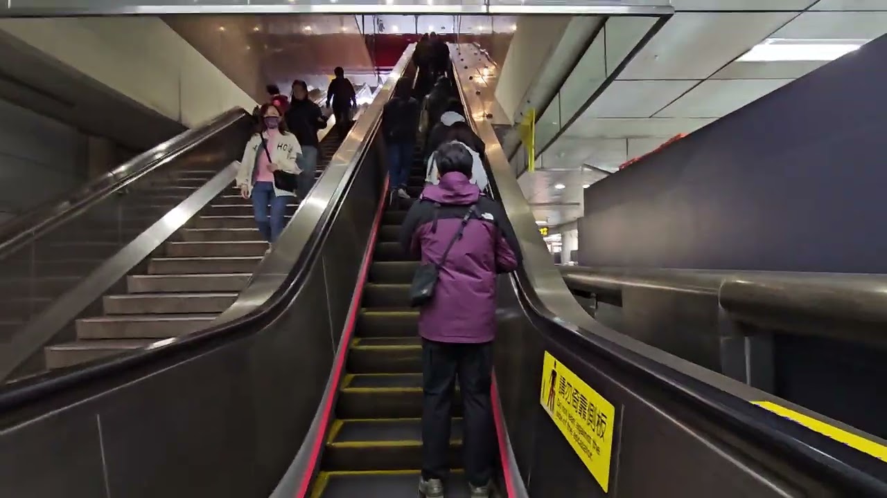 Taipei - Shuanglian (R12) - Exit 1 #mrt #green #taipei  #tamsuixinyiline #shuanglian