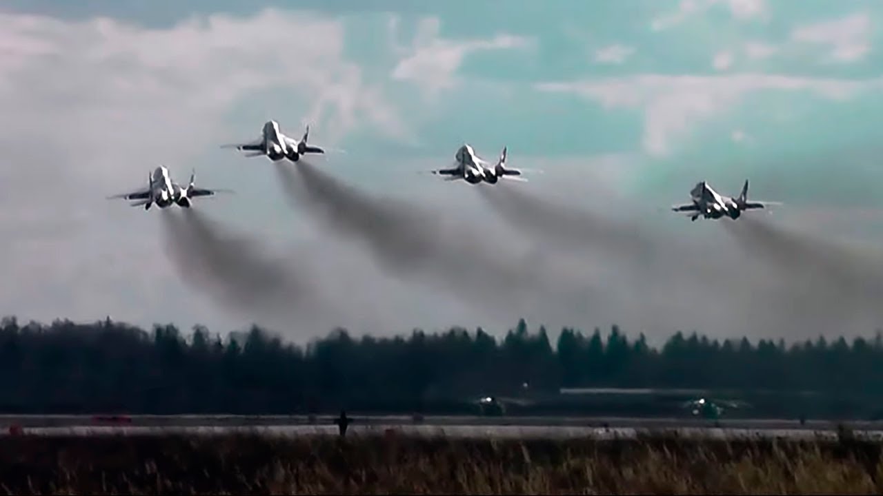 Одновременно 4 взлёта: Су-27, МиГ-29 и Су-25. Взлёты + посадки с парашютами. (Авиабаза Кубинка)