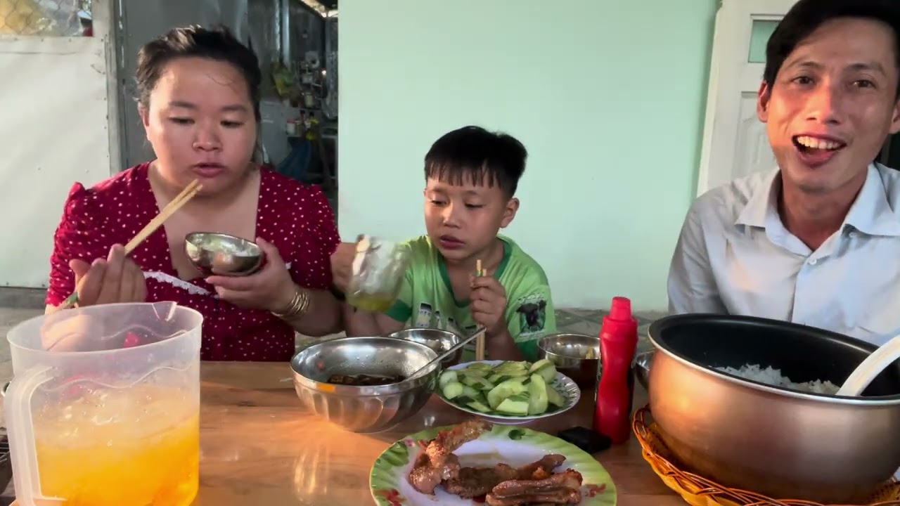 Moi ca nha an com cung gia đình nhỏ quê huong soc trang