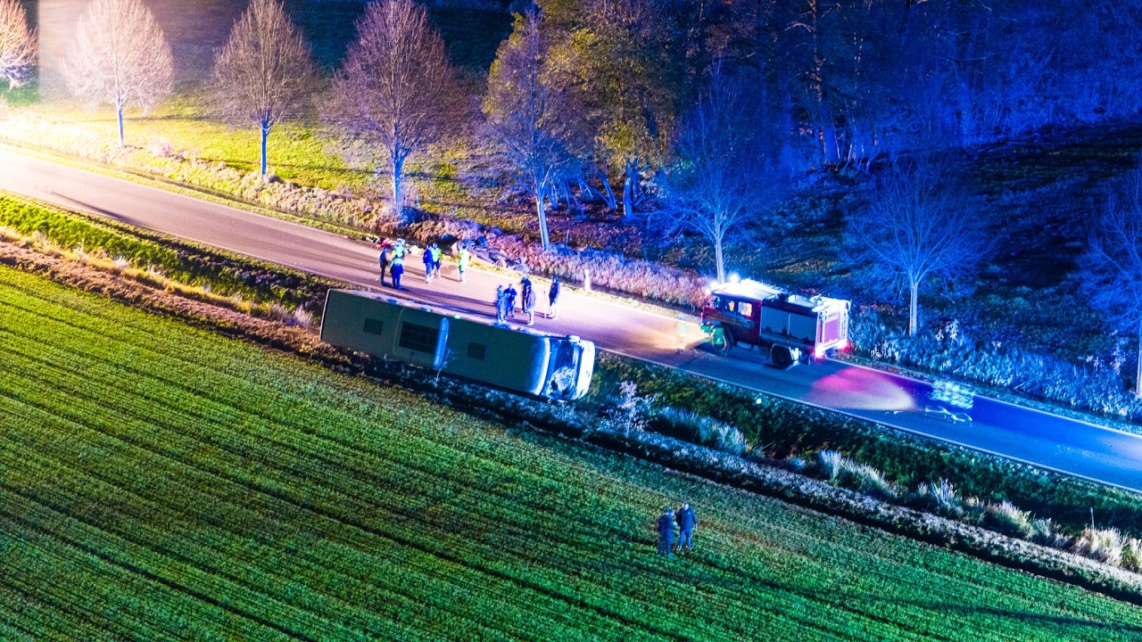 Burg (Spreewald): MANV - Reisebus verunfallt und PKW überschlägt sich in Graben