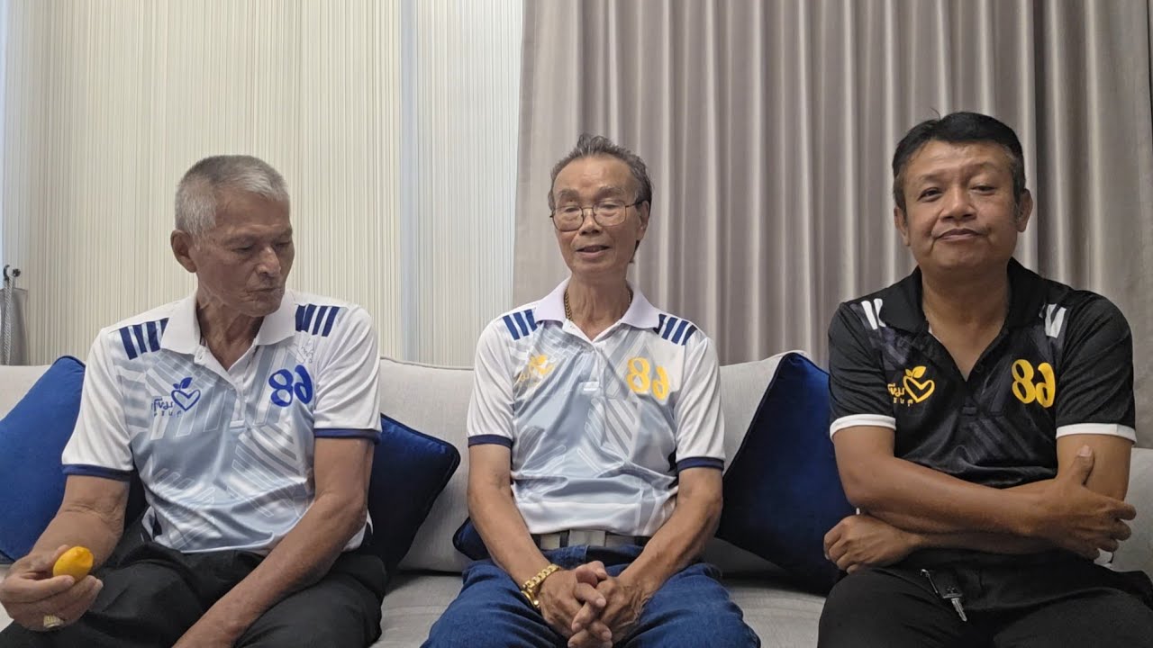 ความสุขของวัยรุ่น !  นั้งเล่าเรื่องราวในอดีต