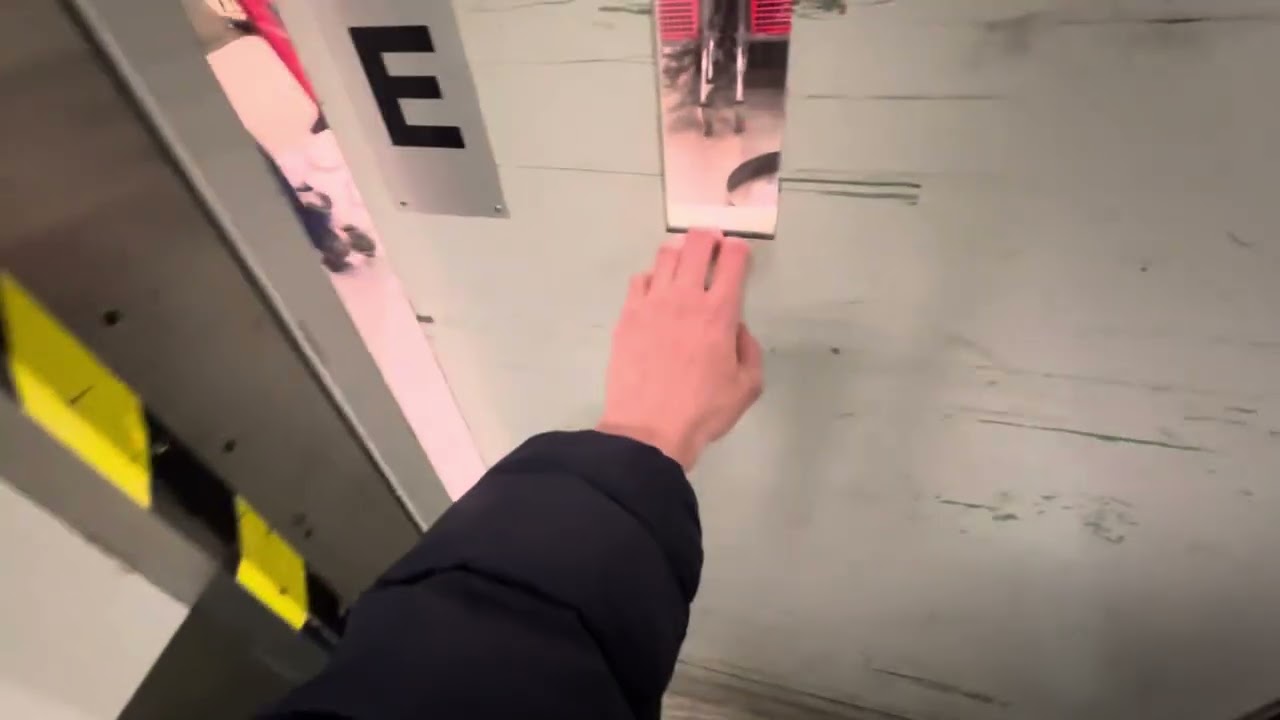 Another ride on the 1990 DEVE Hydraulic lift at Storängskroken 14-16, Storängsbotten, Stockholm