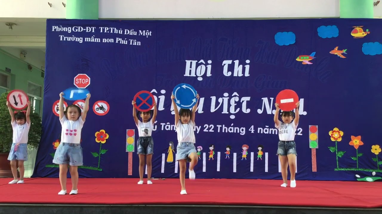 NH 2021-2022 - MN Phú Tân - Cô giáo dạy an toàn giao thông