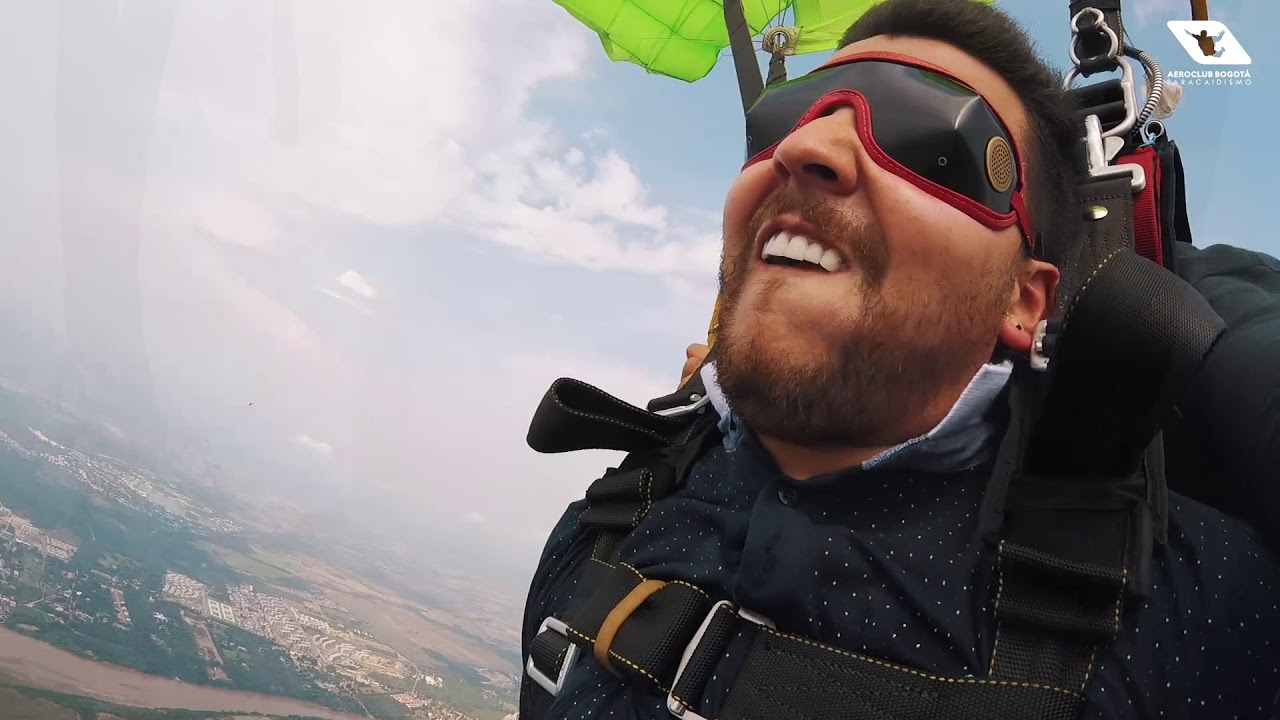 Walter Carvajal disfrutando el paracaidismo con Aeroclub Bogot&aacute;