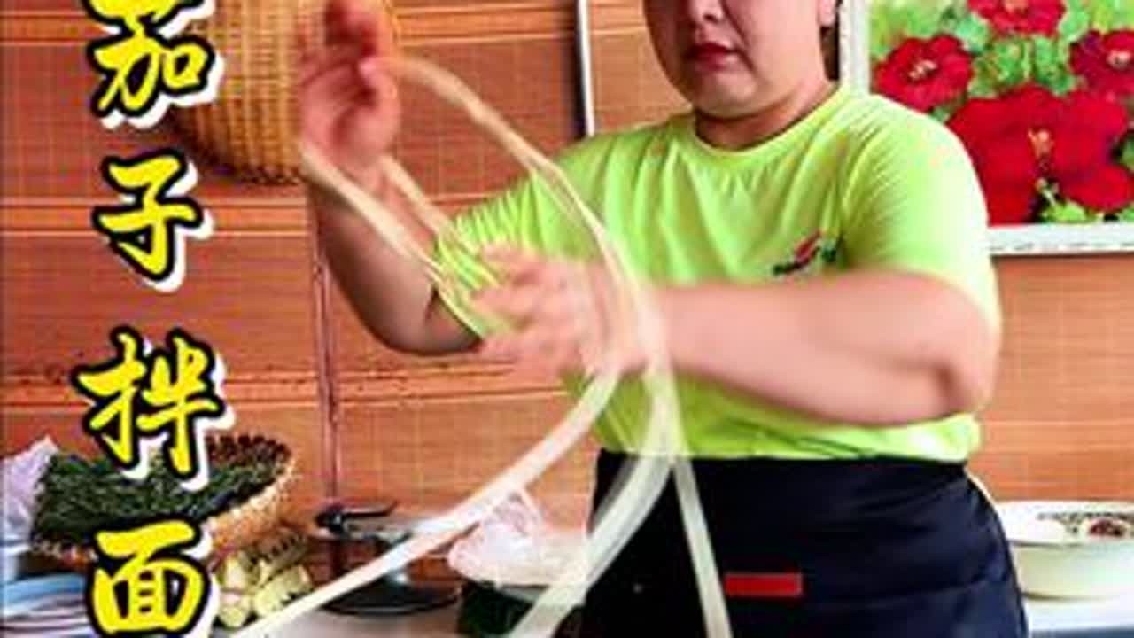 茄子拌面 天热没胃口你就做个茄子拌面 ，家人们，茄子拌面才是隐藏王者！绵软入味，越吃越想吃#拌面 #茄子拌面 #新疆美食 #抖音美食推荐官 #农村美食 @抖加🔥上热门🔥dou+🔥热点宝 @...