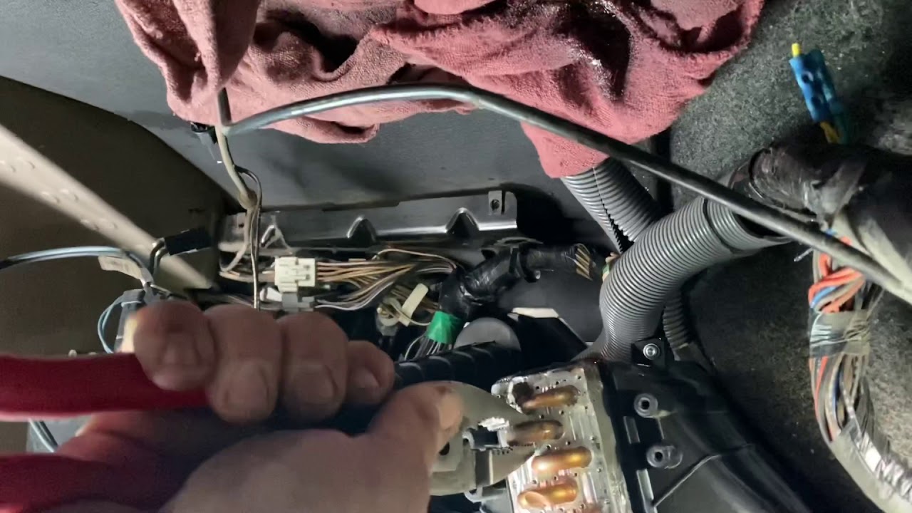 Cascadia heater core coolant leak inside the cab. DIY in English and Español