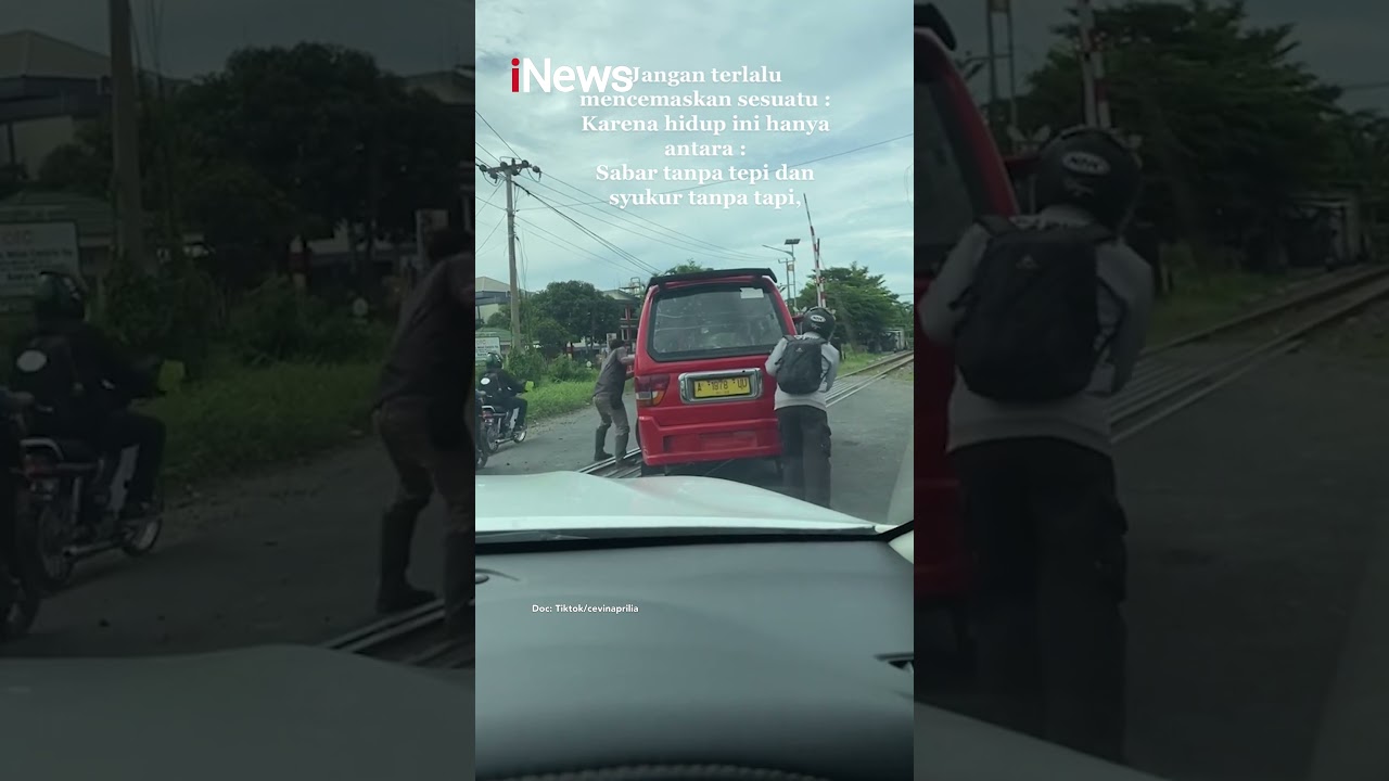 Salut! Pemotor Bantu Dorong Angkot yang Terjebak di Rel Kereta #Shorts
