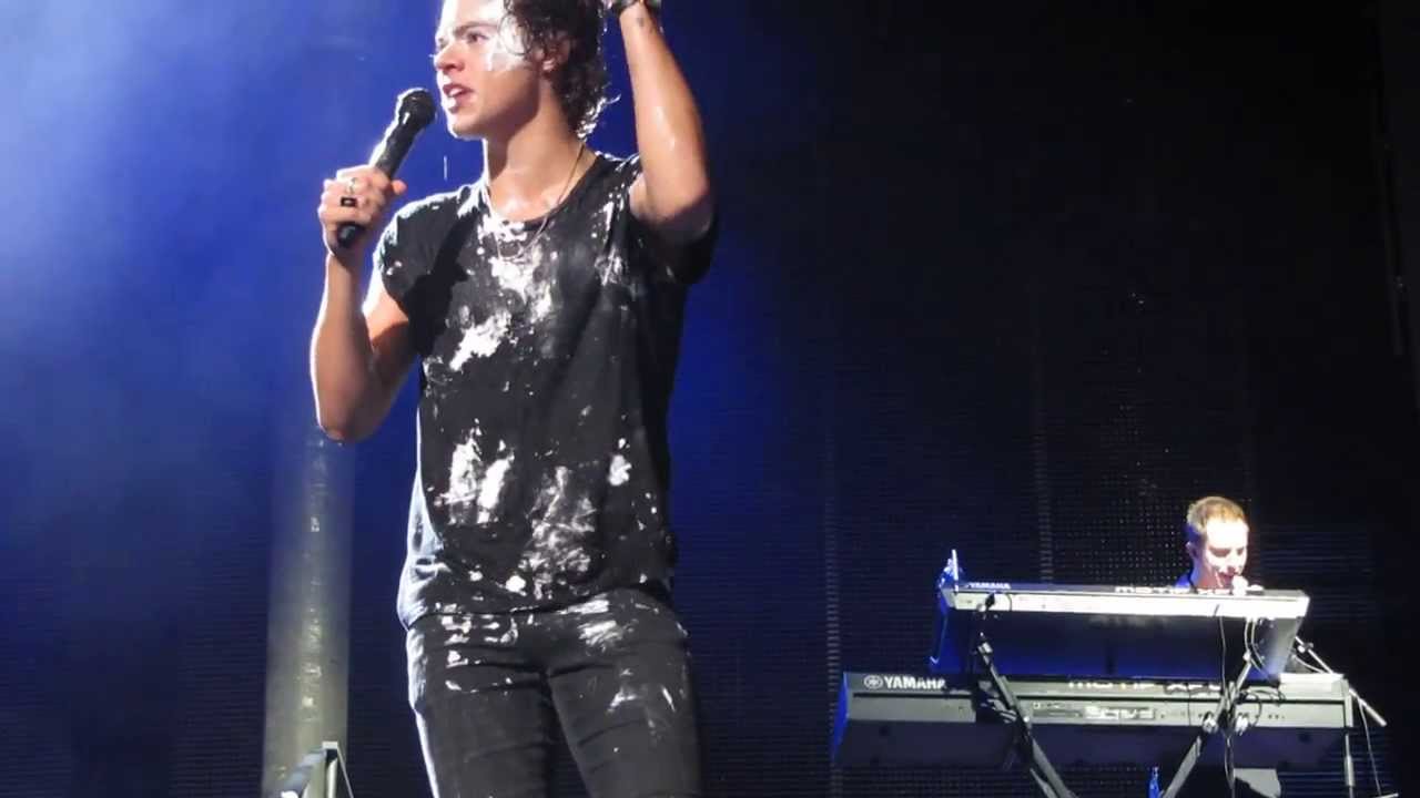 Teenage Dirtbag - One Direction feat. 5SOS - Front Row - Melbourne 30.10.2013 FINAL SHOW - HQ