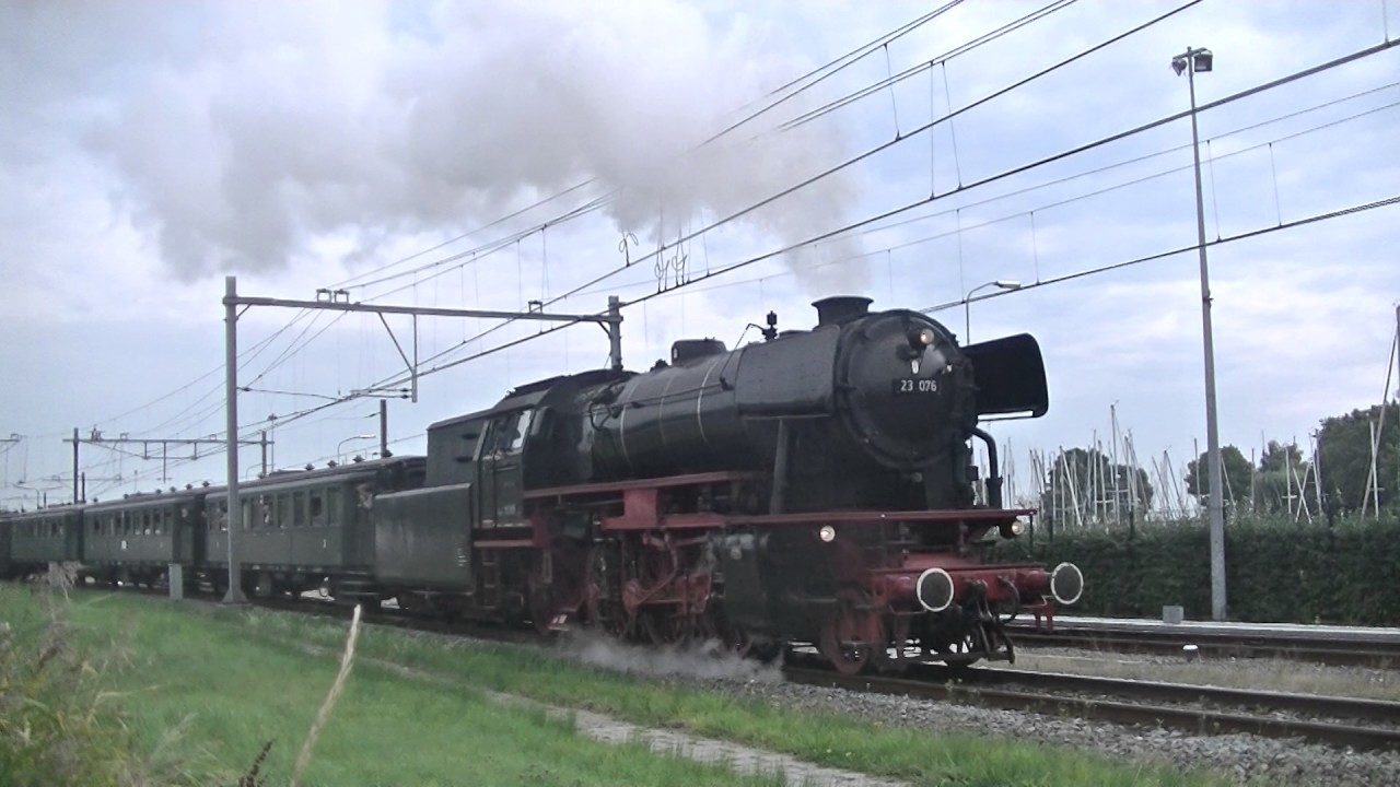 VSM 23 076 met rijtuigen en 23 071 vertrekken van station Enkhuizen