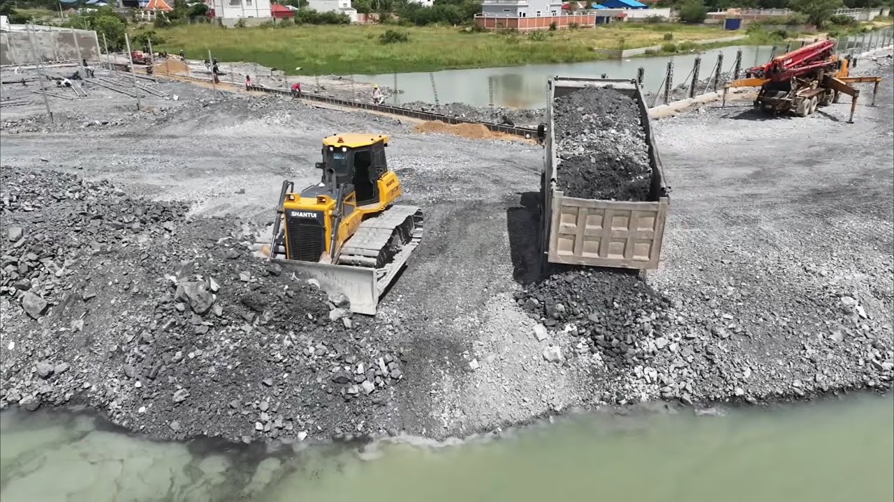 incredible bulldozer SHANTUI+Wheel Loader Pushing Stonewith Many Dump Trucks