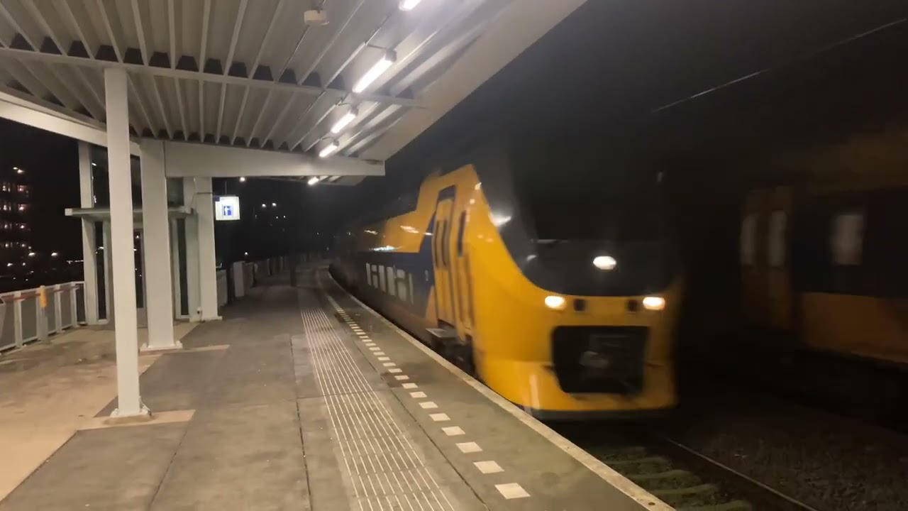NS VIRMm 8647 passing by Krommenie-Assendelft.