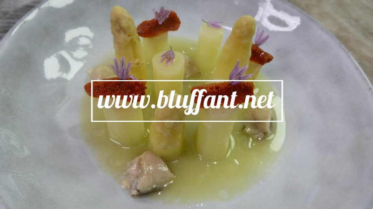 Espárragos sous vide con erizo de mar, ostra y leche de tigre de manzana