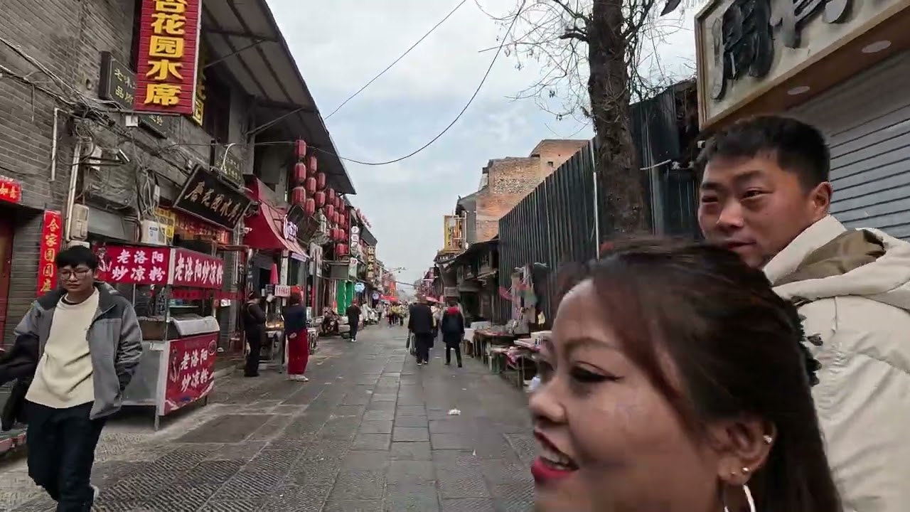 河南省洛陽市麗景門老街徒步，老街已經商業化，游客眾多
