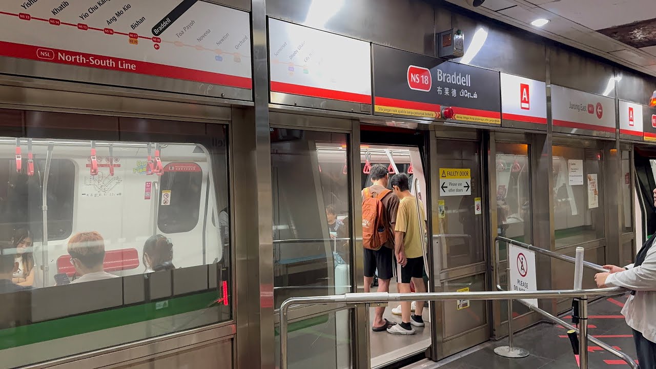 SMRT - Dislodged Platform Screen Door at Braddell