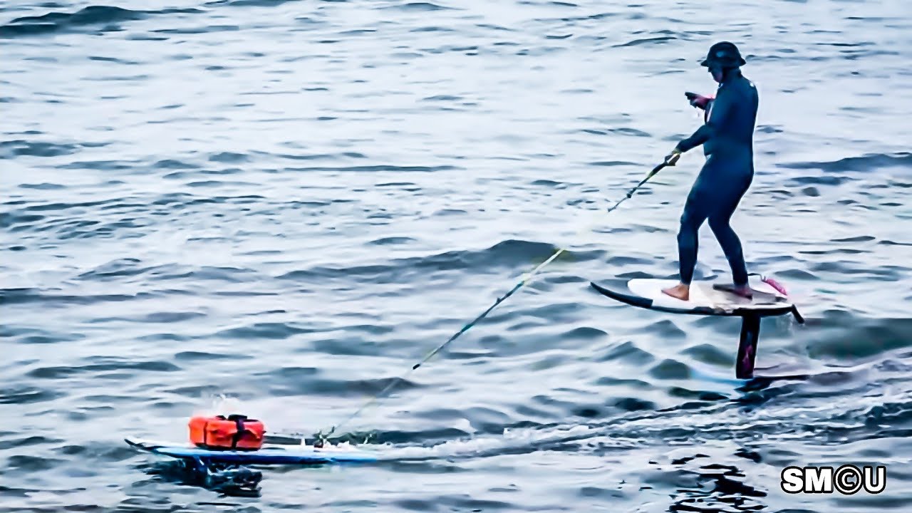 𝗛𝗔𝗡𝗚 𝗧𝗘𝗡 𝗩𝗢𝗟𝗧𝗦: Surfers Use Battery-Powered Tows at Santa Monica Beach