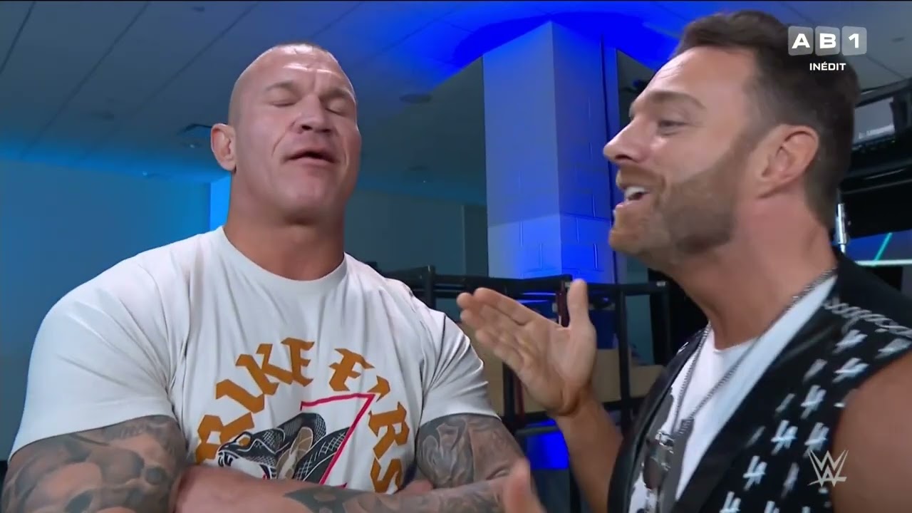 VF Randy Orton Parle avec un Mec dans les V&eacute;stiaires SmackDown Le 15 D&eacute;cembre 2023