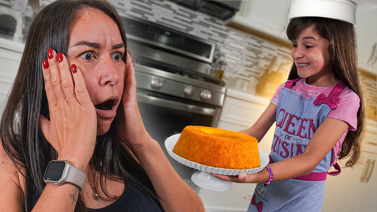 Laura fez um BOLO SOZINHA na Cozinha - Família Brancoala