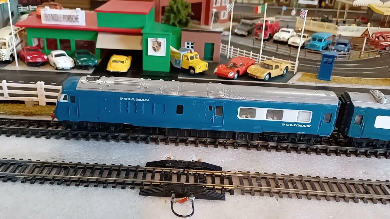 Triang Blue Pullmans running with correct formations, Midland and Western