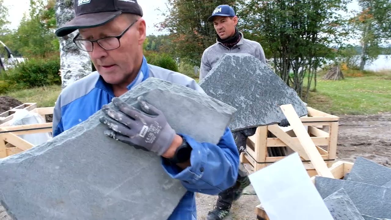 André Myhrer lägger skiffergolv från Stoneart