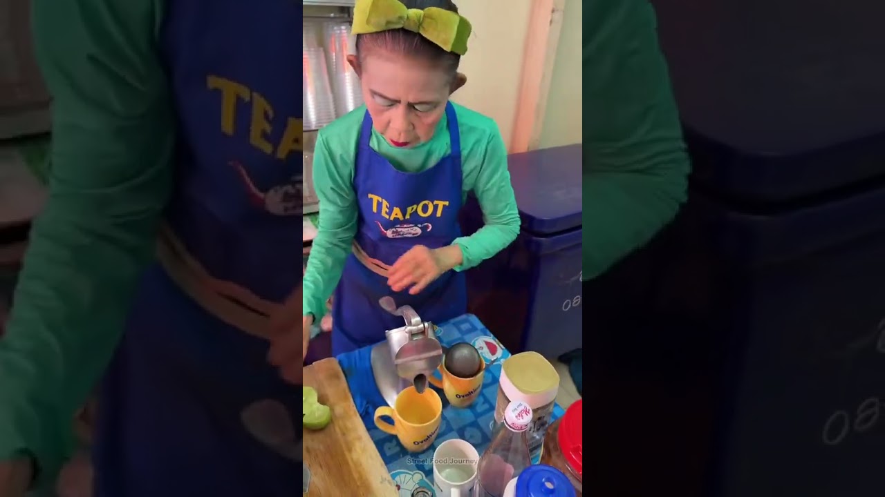 Bangkok Aunty Makes Iced Lemon Tea 🔍 Business name ป้าปากแดง กาแฟโบราณ 📍Address Sao Chingcha, Phra