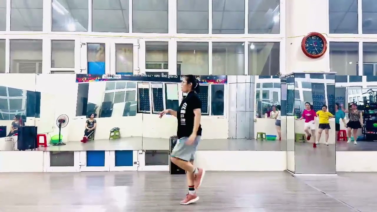 Cùng hướng bài shupffle dance CA VANG NGƯỜI PHỤ NỮ VIỆT NAM .BĐ VÀ BD BÍCH NGỌC