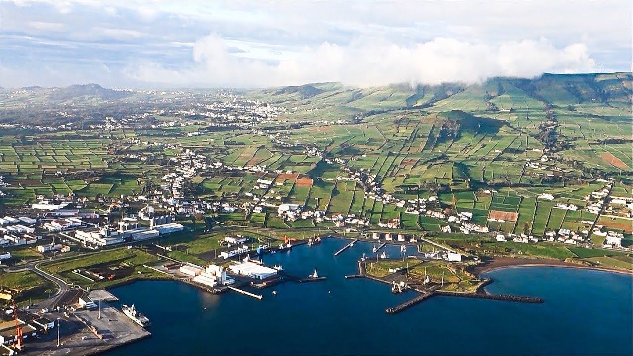 Azores: Landing in Lajes / Terceira Island - impressive landing approach