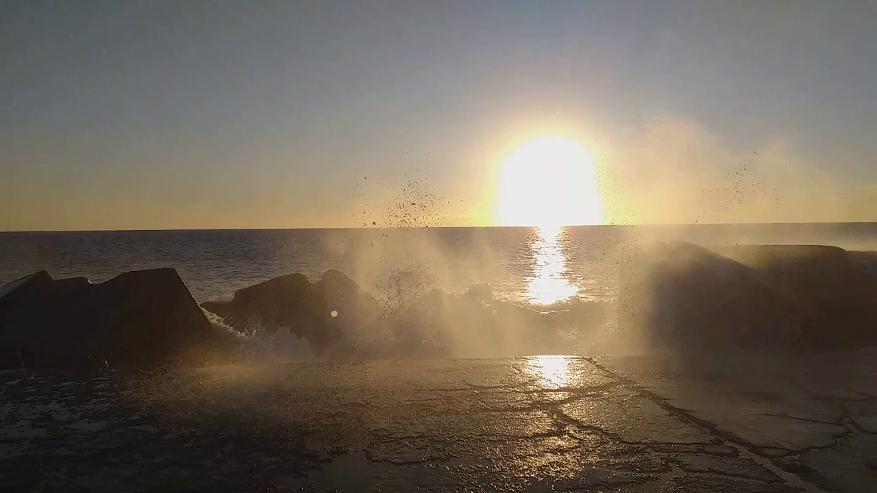 PORT OUEST R&Eacute;UNION~Cr&eacute;pusc'Houle jet&eacute;e sud~DEUX JUIN 2019.