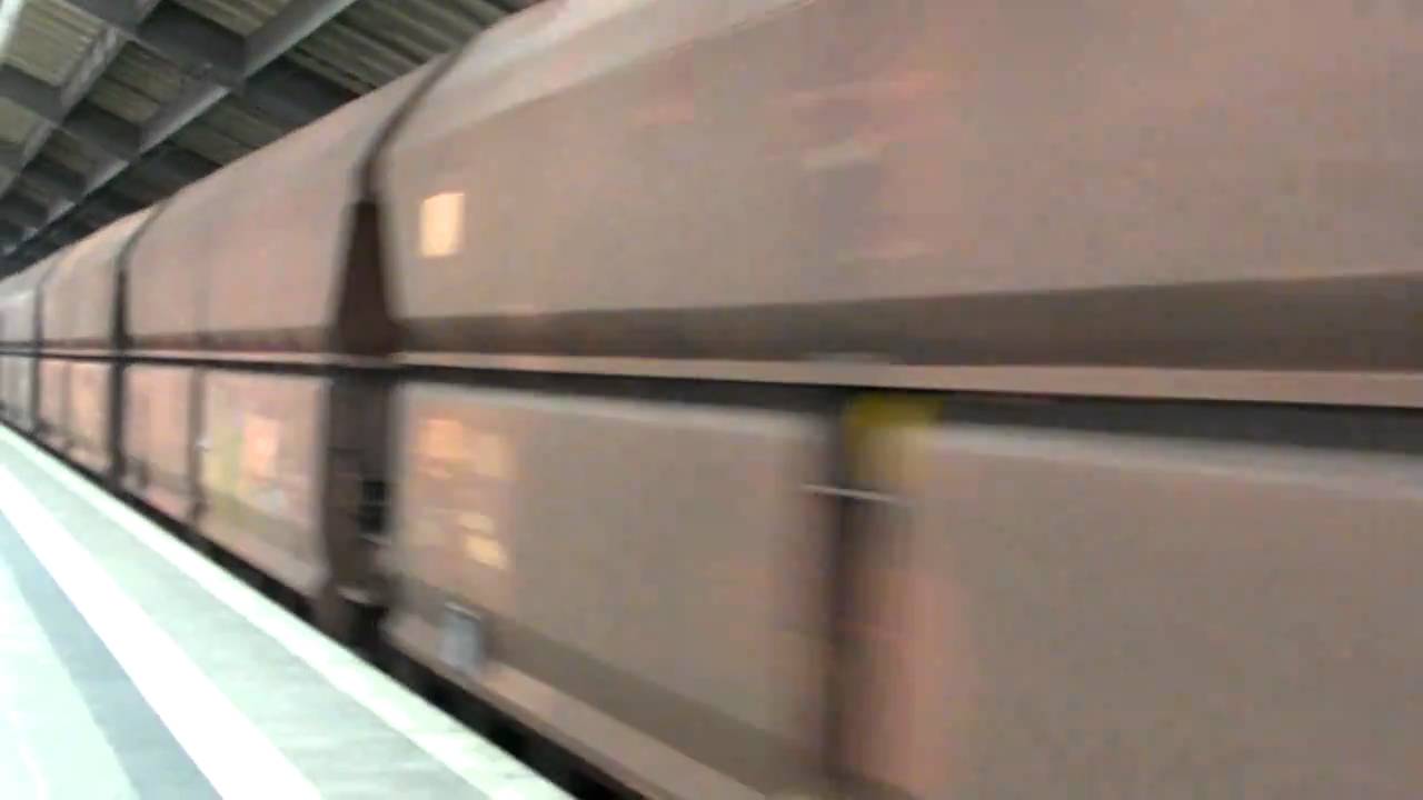DB 151 104-7 ze składem towarowym przejeżdża przez Frankfurt nad Odrą.Dwa loki w składzie!