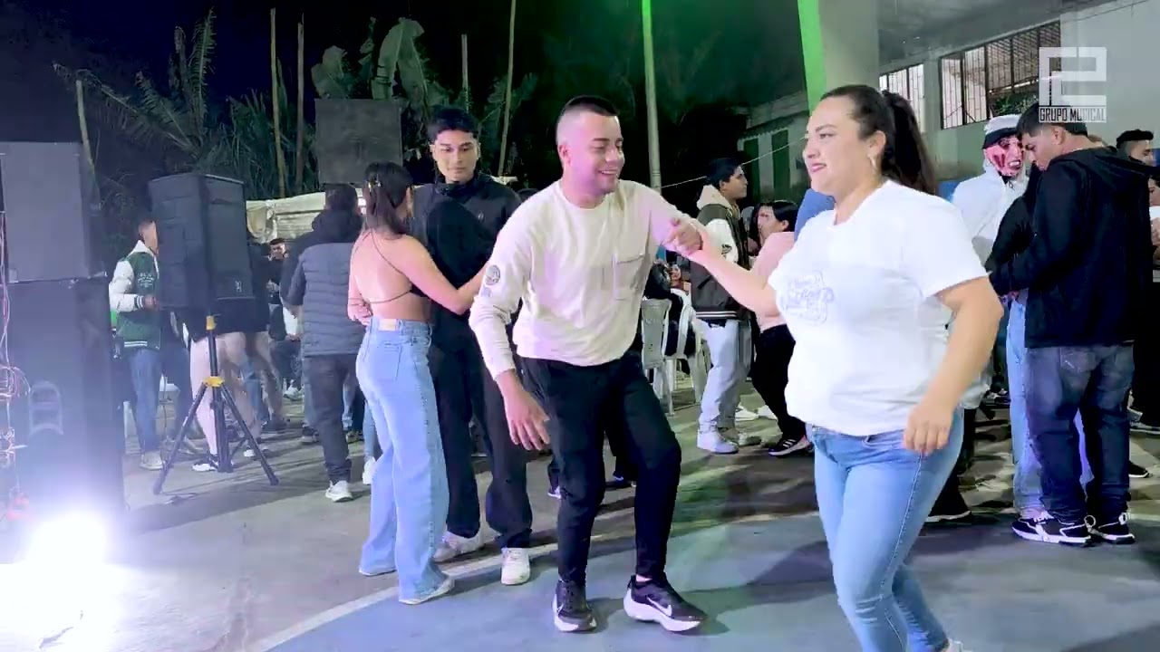 EL HUERFANITO  - GRUPO MUSICAL R2