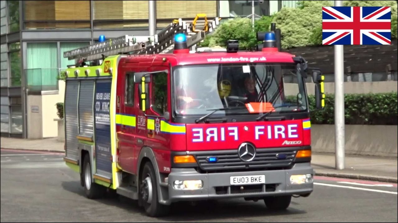 Oldie reserve fire engine responding with a cool sounding low siren 🚨