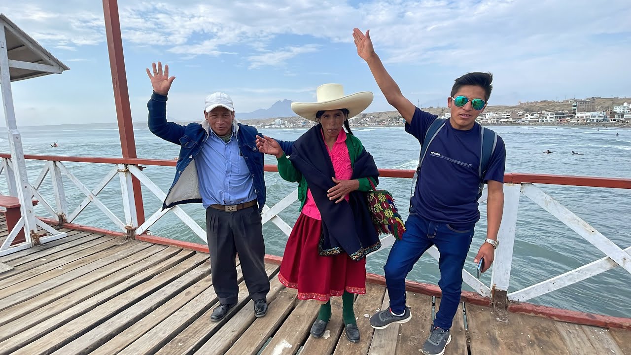 Eduardo Vargas “El Celar” conoce por primera vez la playa de Huanchaco en Trujillo