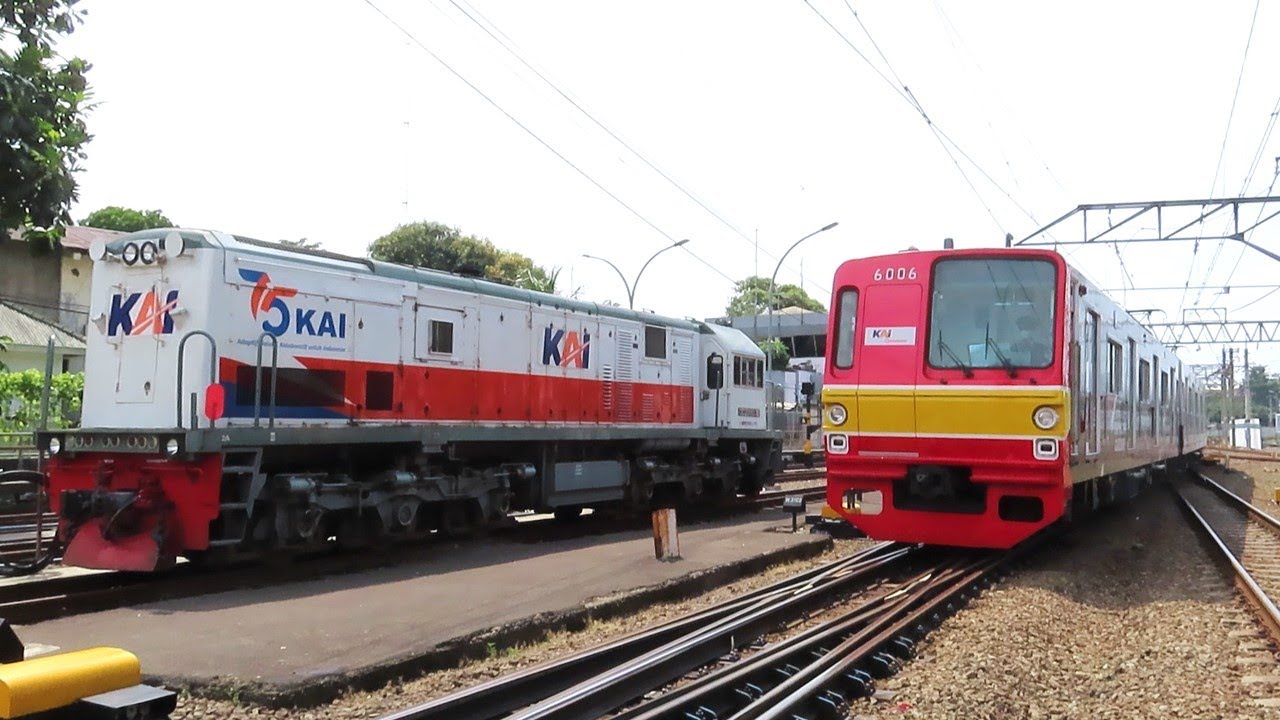 Nonton Kereta Api KRL di Stasiun Pasar Senen JAKARTA : Jayakarta, Singasari, Brantas, Tokyu 8500