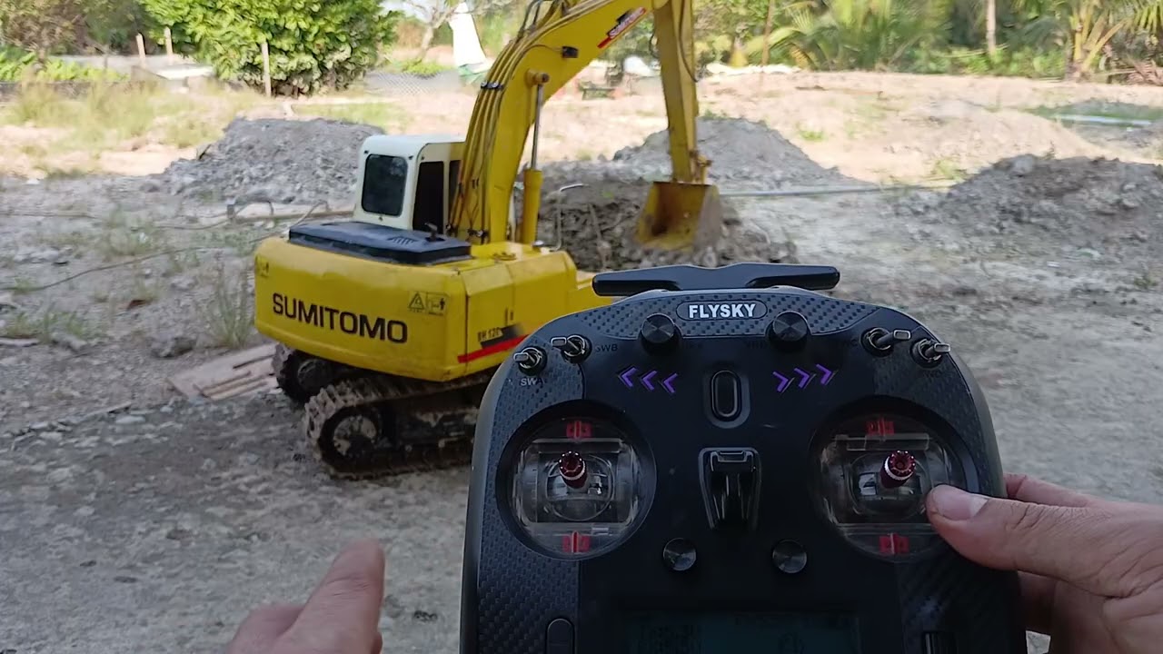 Thao tác tay điều khiển khiển của xe sumitomo sh120a3 rc - excavator operation
