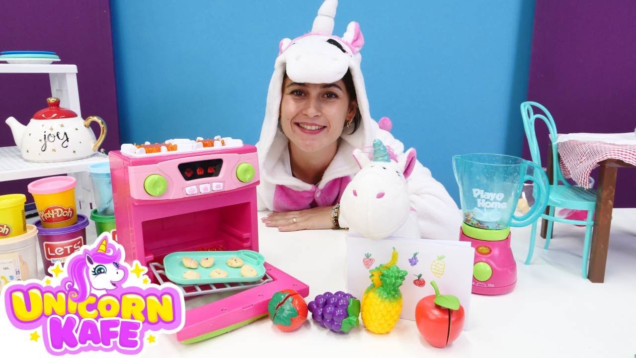Yemek yapma oyunu! Ayşe ile Unicorn Kafe. Küçük Unicorn resimdeki meyveleri manavdan alıyor
