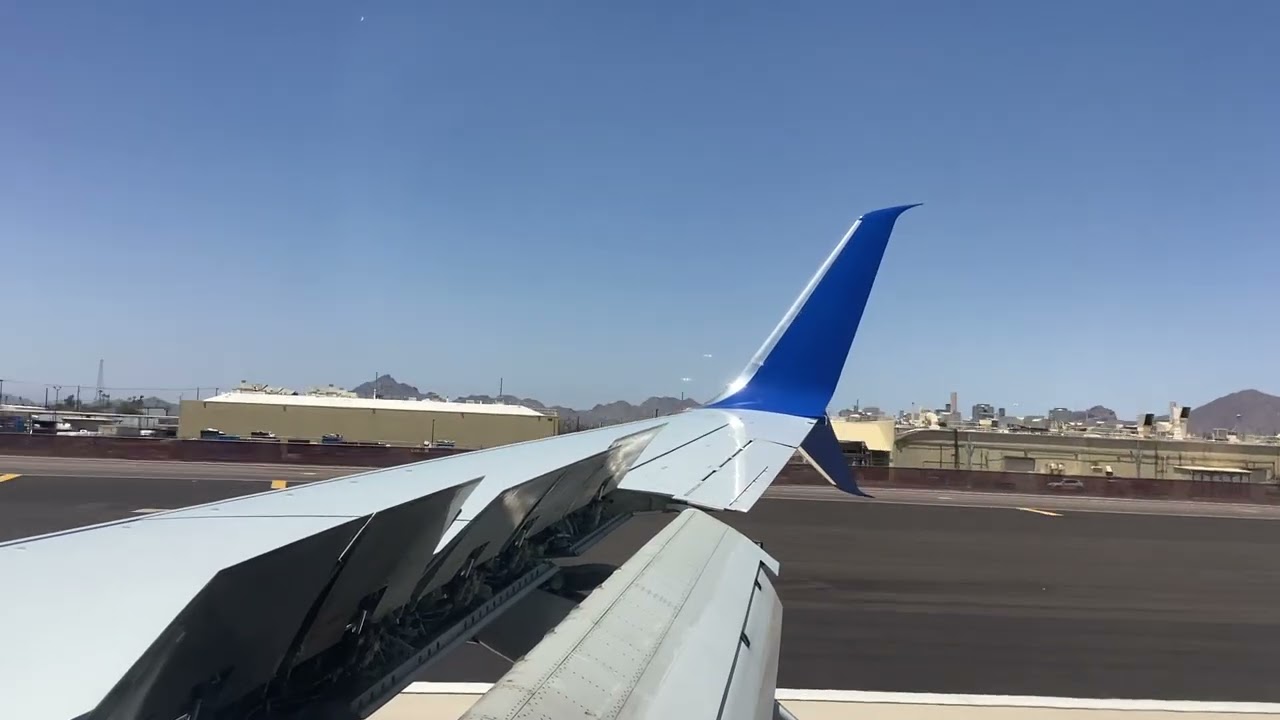 United Airlines B737-900 landing at Phoenix Sky Harbour Airport