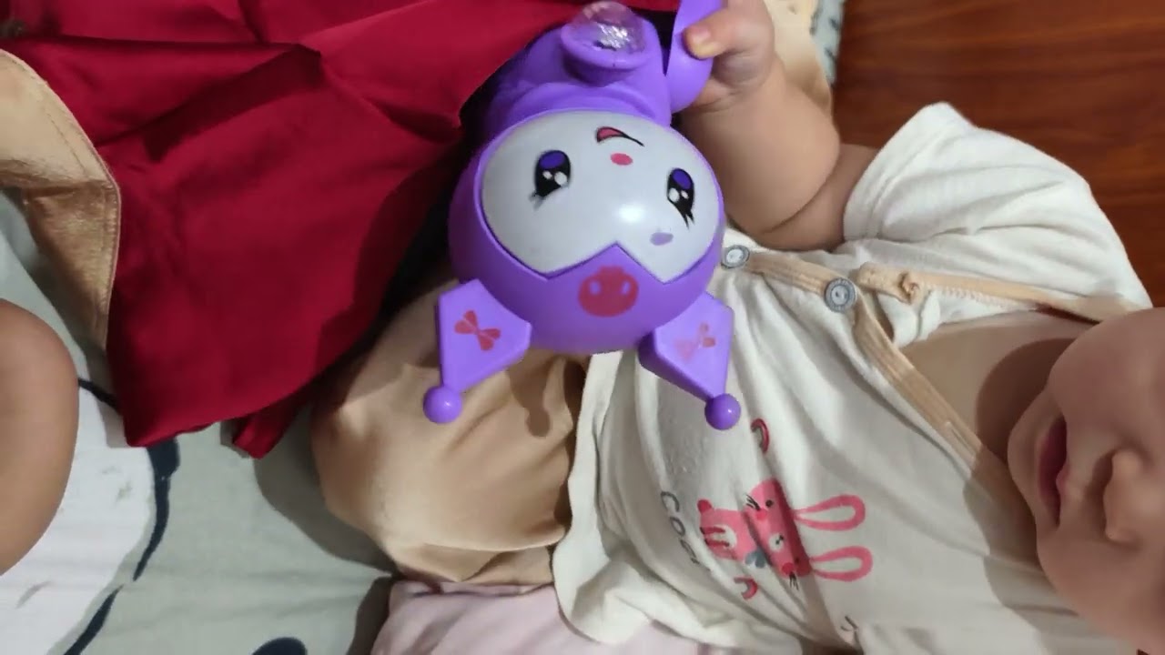 10/10/2025 em bé xem ngoáy tai