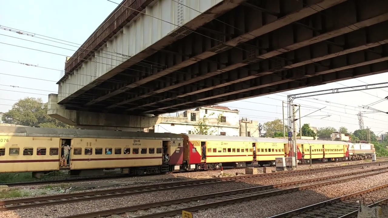 Aerodynamic locomotive ke sath   54354 Bareilly  Aligarh Passenger train 
