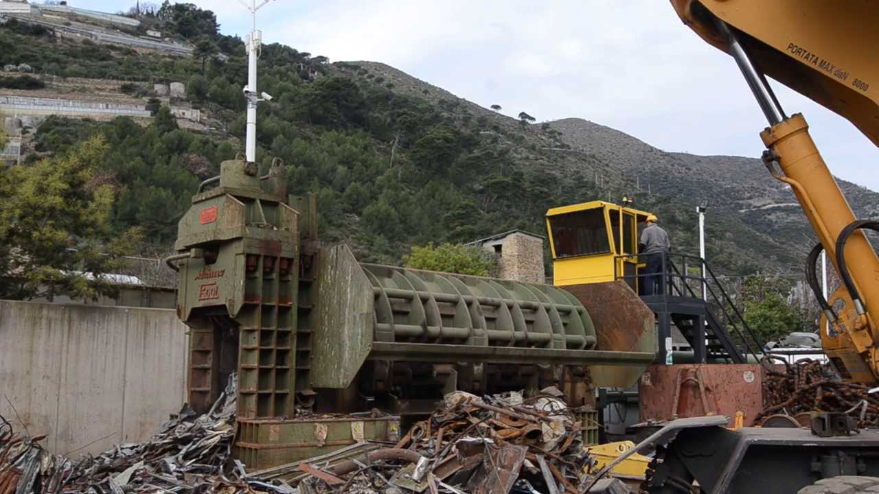 Area di rottamazione e recupero materiali ferrosi
